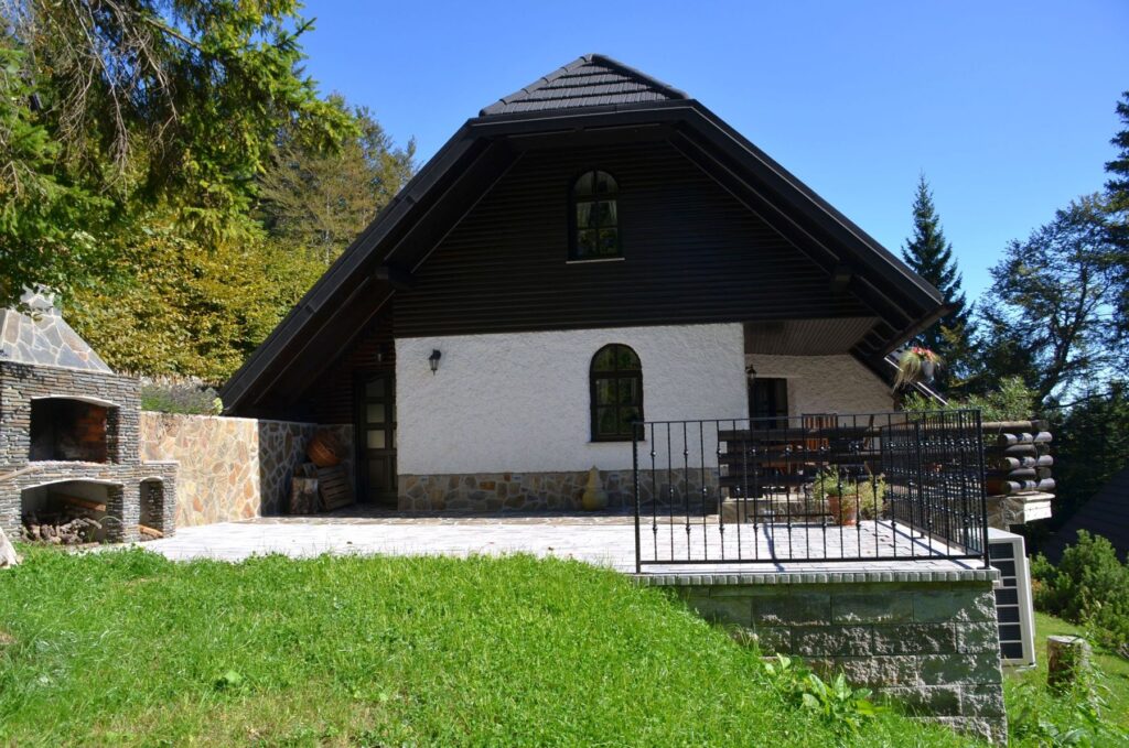 Tlakovana terasa s kamnitim žarom pred hišo